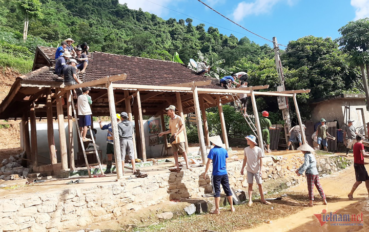 Nhà dân bị hư hại sau trận mưa lũ. (Ảnh: VT)