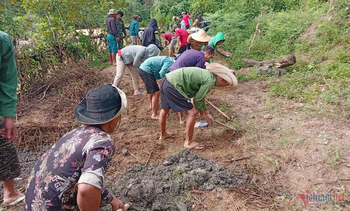 Mở đường lấn vào đồi núi. (Ảnh: VT)