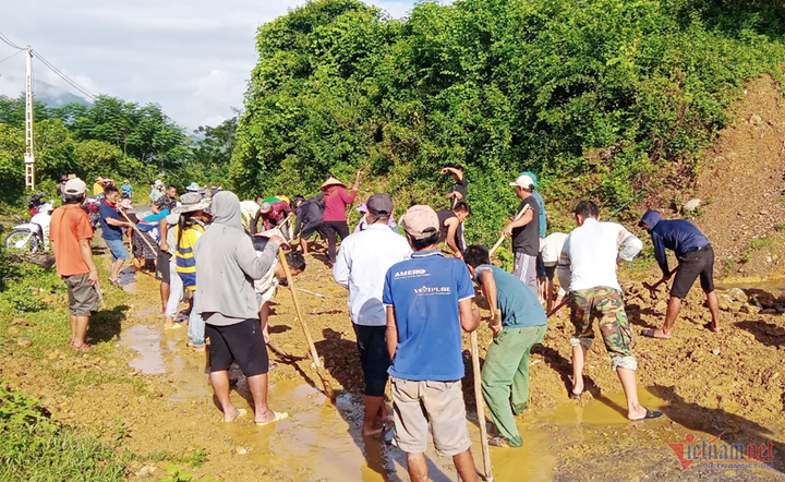 Đất đá trôi xuống đường đi liên xã. (Ảnh: VT)