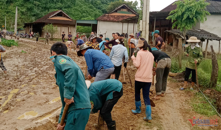 Người dân đang nỗ lực khắc phục hậu quả lũ lụt. (Ảnh: VT)