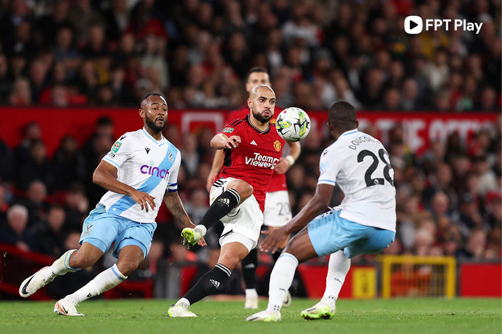 Sofyan Amrabat (áo đỏ đứng giữa) đã thi đấu cực kỳ ấn tượng trong lần đá chính đầu tiên cho Manchester United.