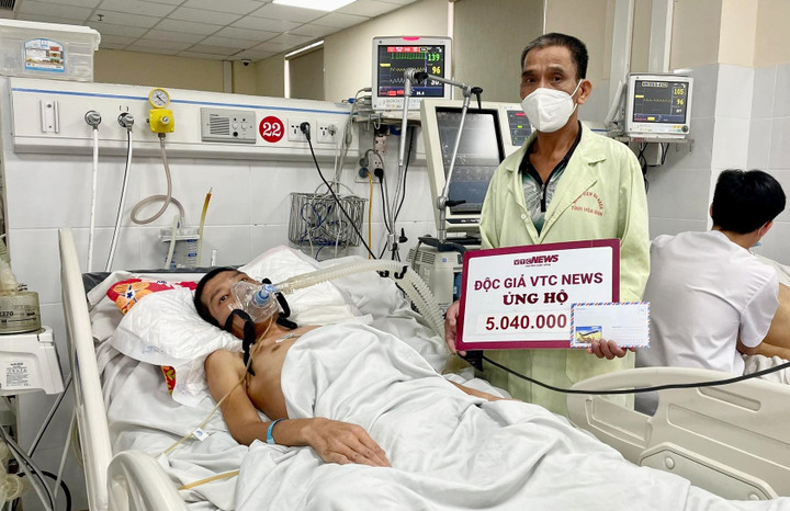 Ông Hà Văn Vui đại diện gia đình đón nhận tấm lòng của bạn đọc ủng hộ con trai.