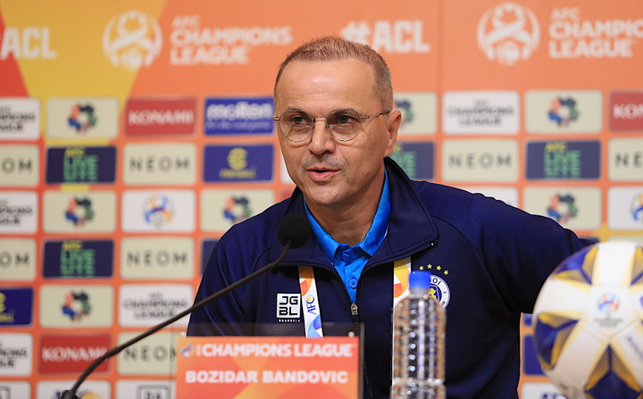 HLV Bandovic mong các cầu thủ thi đấu gắn kết hơn.