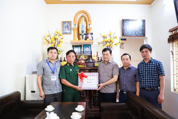 Bí thư Huyện ủy Thường Tín Nguyễn Tiến Minh (đứng thứ 3 từ phải sang) thăm hỏi, tặng quà người nhiễm chất độc hóa học trên địa bàn huyện.