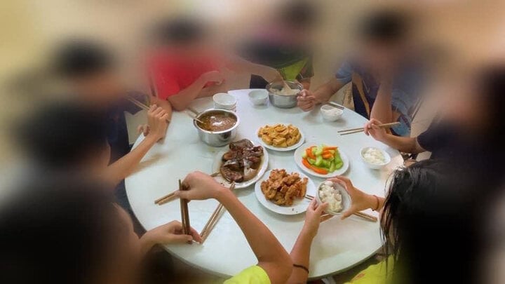 Bữa ăn trị giá 800.000 đồng cho 8 người của đội tuyển bóng bàn trẻ Việt Nam. (Ảnh: Tiền Phong)