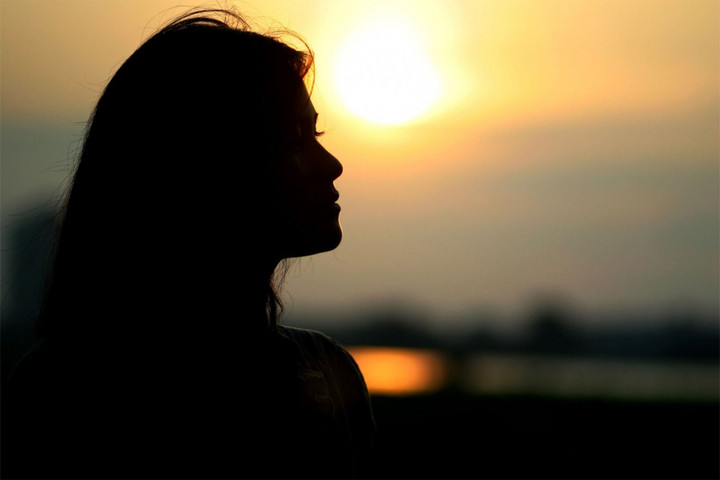 Tôi phân vân không biết có nên nhận con riêng của chồng về nuôi. (Ảnh minh họa)