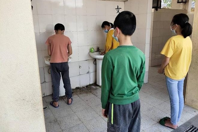 Học sinh phải có thẻ thông hành mới được vào nhà vệ sinh. (Ảnh: NetEase)