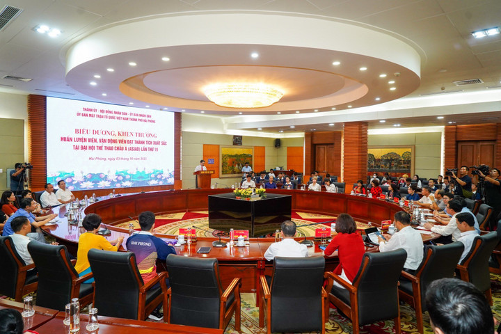 Các đại biểu dự Hội nghị biểu dương khen thưởng huấn luyện viên, vận động viên đạt thành tích xuất sắc tại ASIAD 19.