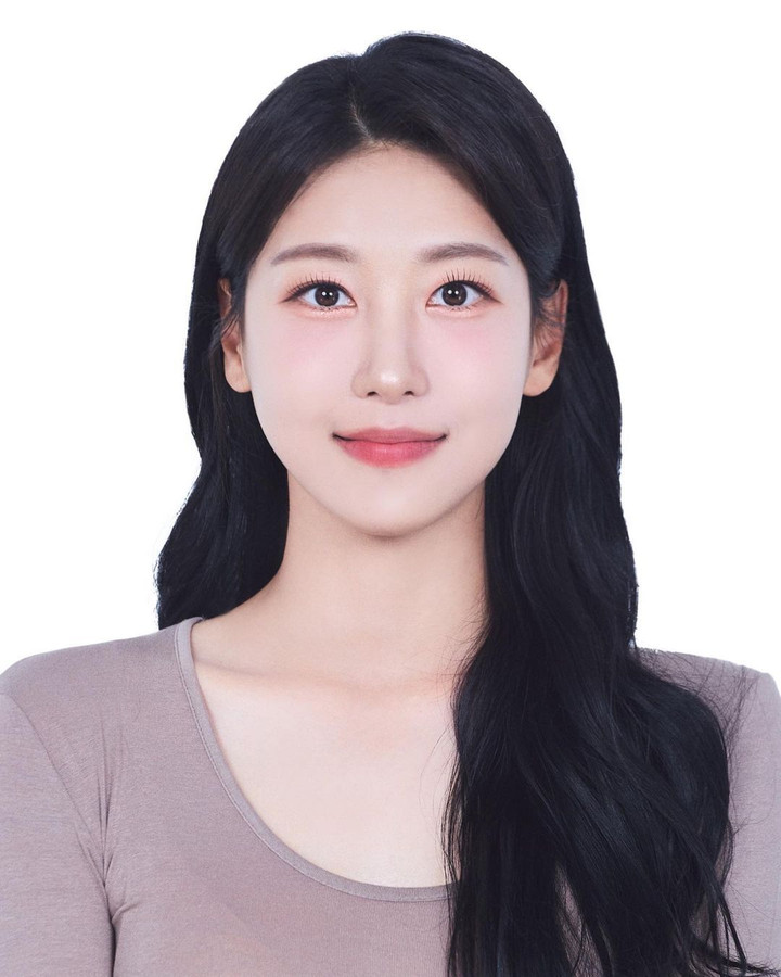 Tấm ảnh thẻ vạn người mê của Hee-jun gây sốt trên mạng xã hội.