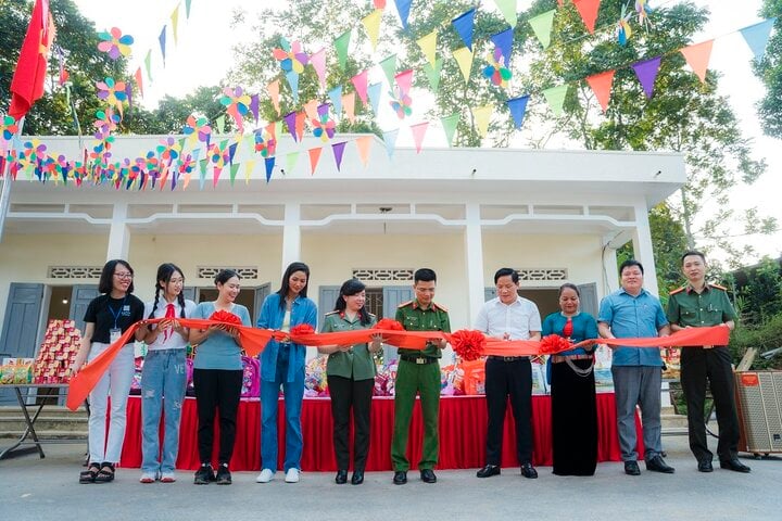 H'Hen Niê cùng các đơn vị tổ chức lễ khánh thành, bàn giao các hạng mục sửa chữa, xây dựng tại trường Tiểu học Chi Khen.