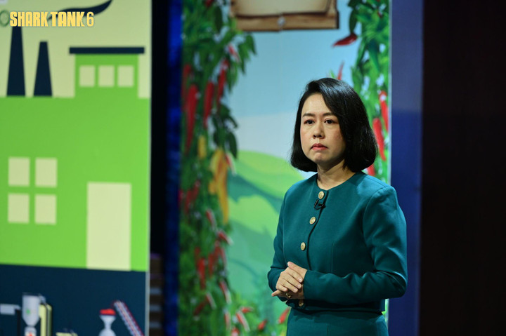 Bà Nguyễn Thị Vân Anh lắng nghe các Shark hỏi sau khi trình bày.