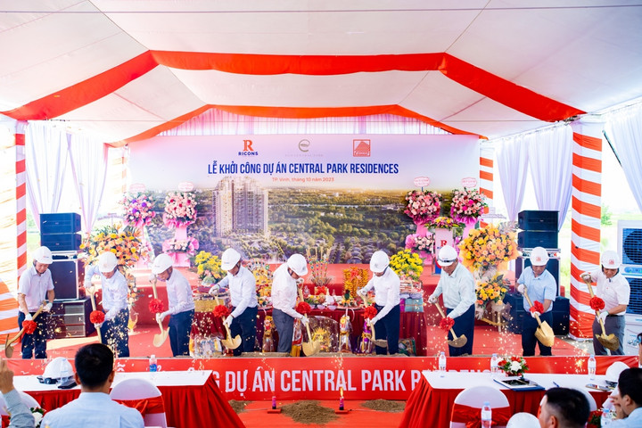 Đại diện chủ đầu tư, nhà thầu cùng tham gia khởi công dự án chung cư cao tầng Central Park Residences.
