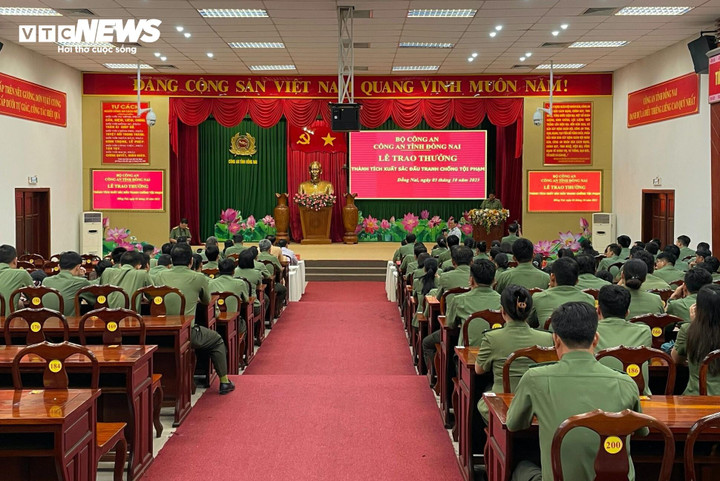 Toàn cảnh lễ khen thưởng cho các đơn vị tham gia vụ bắt nghi phạm bắt cóc bé gái 3 tuổi đòi 2 tỷ tiền chuộc xảy ra tại tỉnh Long An.