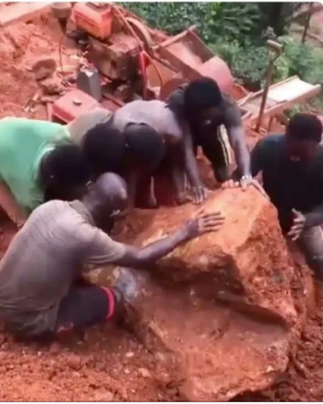 6 người thợ mỏ ở miền nam Ghana đã vô tình đào được tảng đá rất lớn. (Ảnh: Supercarblondie)