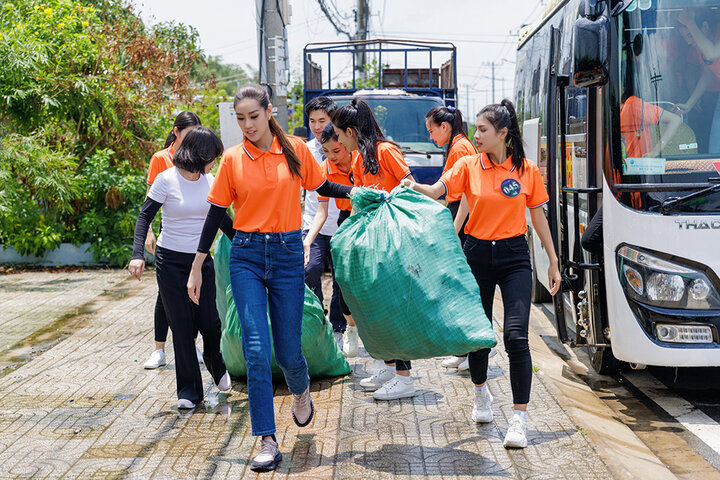 Hoa hậu Khánh Vân cùng các thí sinh đi thu gom rác.