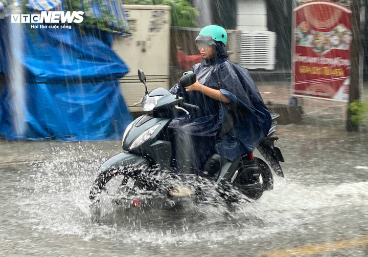 Thời tiết tại TP.HCM hôm nay 3/10, nhiều mây, chiều và tối có mưa vừa và dông, cục bộ có mưa to.