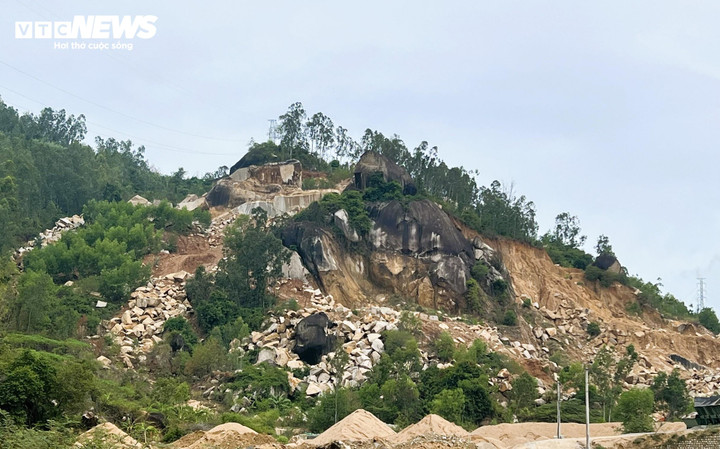 Hình ảnh một khu vực tại núi Hòn Chà bị khai thác nham nhở. Theo người dân, "đá tặc" trên núi Hòn Chà rất hung tợn, khi phát hiện có người lạ xâm nhập vào khu vực chúng sẽ tập trung lại và giở thói côn đồ.