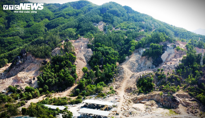 Nạn khai thác đá trái phép tại núi Hòn Chà (phường Bùi Thị Xuân, TP Quy Nhơn, Bình Định) diễn ra đã nhiều năm. Mặc dù UBND tỉnh Bình Định đã có nhiều văn bản chỉ đạo tăng cường công tác kiểm tra, xử lý các trường hợp khai thác khoáng sản trái phép tại đây nhưng tình hình vẫn chưa được cải thiện.