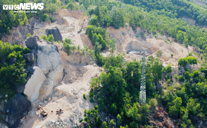 Theo ghi nhận của PV trong suốt thời gian qua, tài nguyên đá trên núi Hòn Chà vẫn tiếp tục bị "xẻ thịt" công khai và trắng trợn, thách thức người dân và chính quyền.