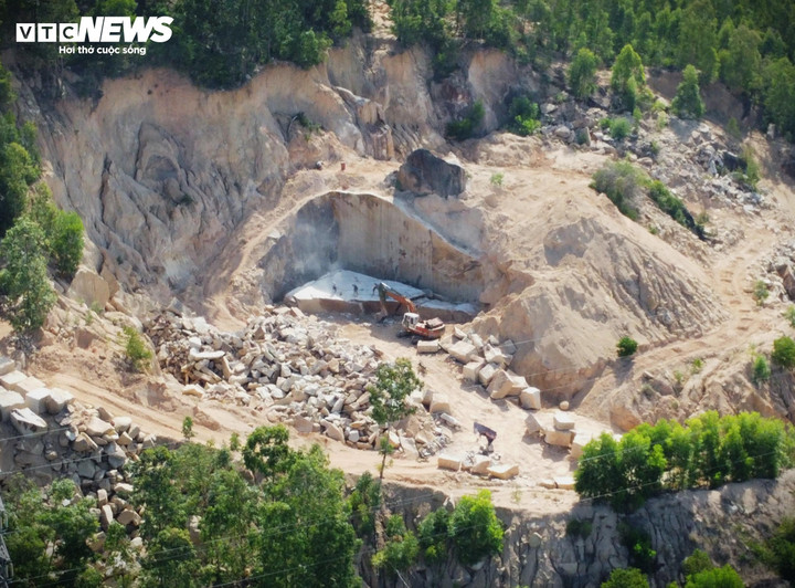 Ngày 27/4/2022, Chủ tịch UBND tỉnh Bình Định có văn bản chỉ đạo Chủ tịch UBND TP Quy Nhơn chịu trách nhiệm trước Chủ tịch UBND tỉnh về tình trạng khai thác đá trái phép tại khu vực phía Đông núi Hòn Chà. Hơn 1 năm trôi qua, tình trạng khai thác vẫn ngang nhiên mà chưa thấy ai chịu trách nhiệm.