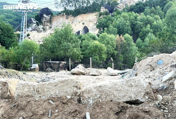 Tường rào được dựng lên với mục đích ngăn chặn khai thác tài nguyên đá trái phép trên núi Hòn Chà. Tuy nhiên, các đối tượng ngang nhiên phá dỡ tường rào và tự tạo con đường vận chuyển đá thông từ trên núi xuống.