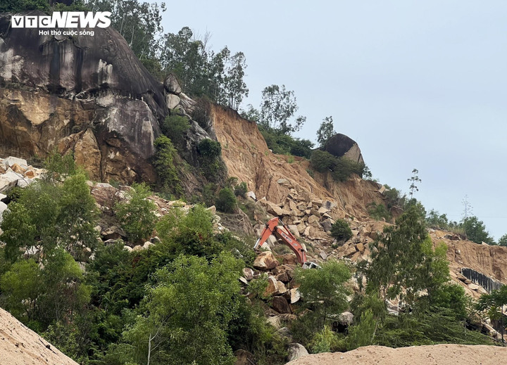 " Đá tặc" ngang nhiên đưa máy móc và xe trung chuyển lên núi Hòn Chà khai thác đá một cách công khai.