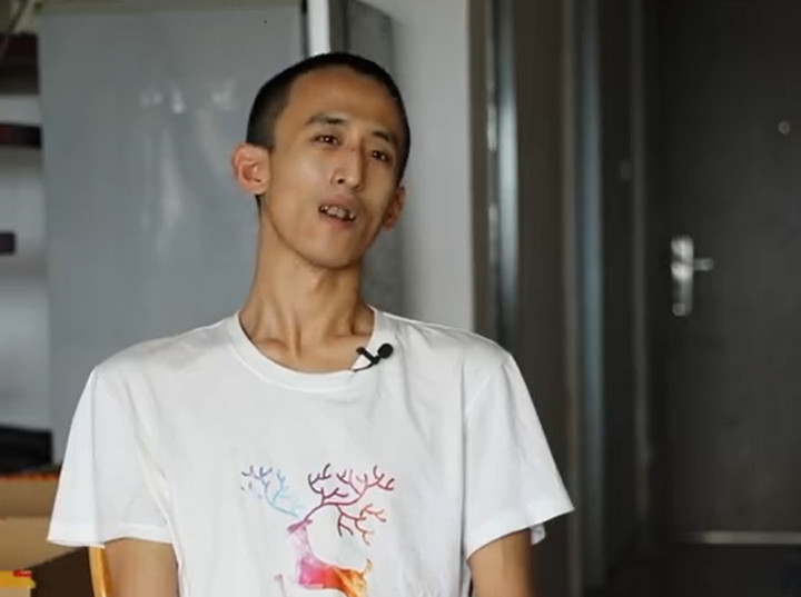 Zhang Xinyang hài lòng với cuộc sống hiện tại dù vẫn phụ thuộc vào bố mẹ.