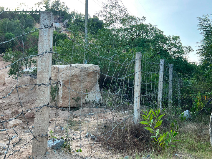 Ngày 27/10/2020, để tiếp tục tăng cường công tác bảo vệ khoáng sản tại khu vực núi Hòn Chà, UBND tỉnh Bình Định có văn bản số 7230/UBND-KT giao cho Ban Quản lý Khu kinh tế tổ chức thực hiện chỉ đạo của UBND tỉnh liên quan đến việc xây dựng tường rào ngăn cách giữa Khu công nghiệp Phú Tài với khu vực phía Đông núi Hòn Chà tại Văn bản số 6117/UBND-KT ngày 10/9/2020.