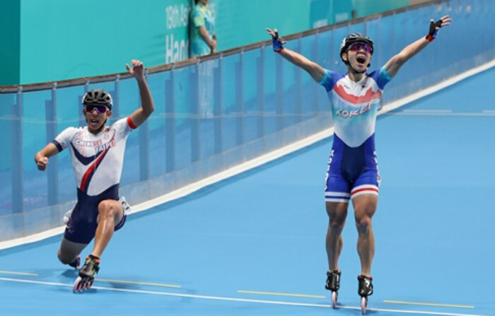 Jeong Cheol-won (trái) ăn mừng sớm trước vạch đích.