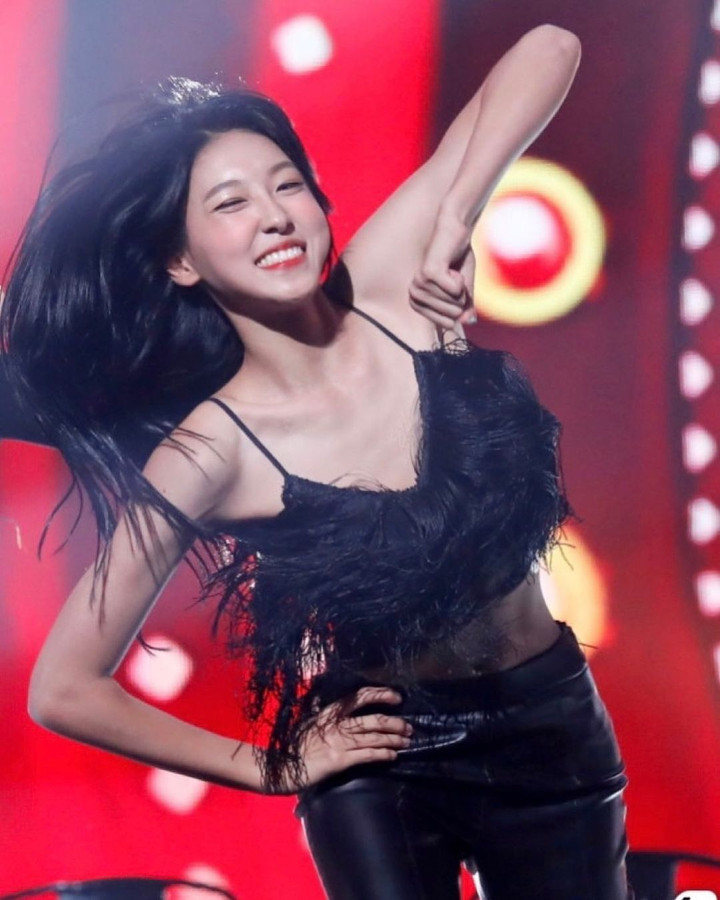 Hee-jun là Á hậu Hàn Quốc năm 2019. Khi đó, cô đang là sinh viên của Đại học Ulsan.