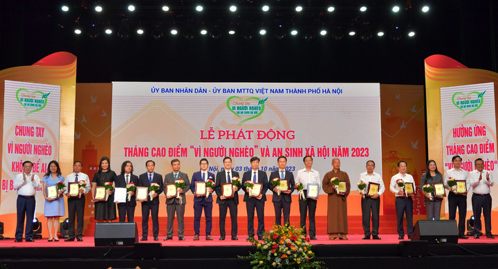 Ông Đinh Tiến Dũng - Ủy viên Bộ Chính trị, Bí thư Thành ủy, Trưởng Đoàn đại biểu Quốc hội TP Hà Nội (ngoài cùng bên trái) và ông Trần Sỹ Thanh - Ủy viên Trung ương Đảng, Chủ tịch UBND TP Hà Nội (ngoài cùng bên phải) trao biển vinh danh cho các đơn vị.