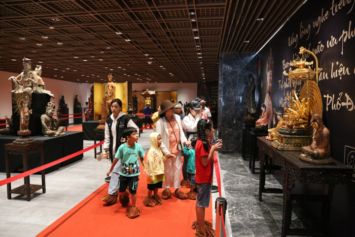 Sun World dành tặng hàng trăm món quà cho những vị khách đặc biệt dịp Trung thu - 2