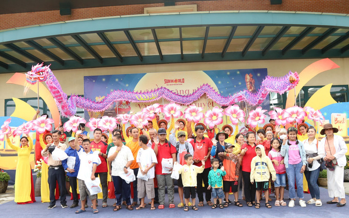 Sun World dành tặng hàng trăm món quà cho những vị khách đặc biệt dịp Trung thu - 1