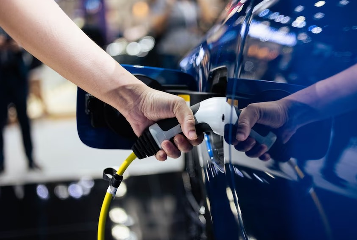 Hạ tầng trạm sạc được nhiều chủ đầu tư bất động sản chạy đua hoàn thiện theo tốc độ tăng trưởng của xe điện. (Ảnh: ABC News)