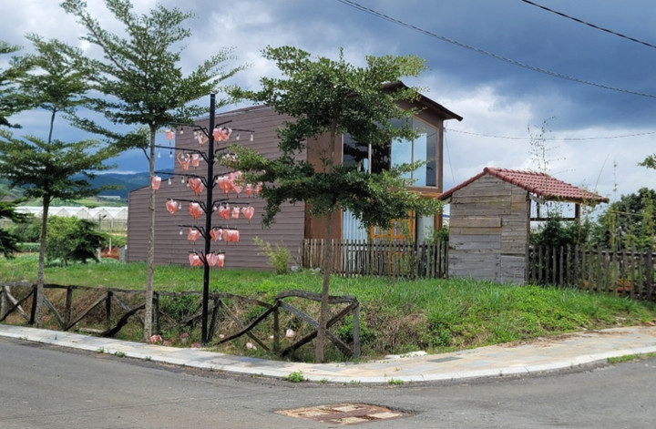 Nhà tiền chế được dựng lên bên trong dự án "ma". (Ảnh: Xuân Ngọc)