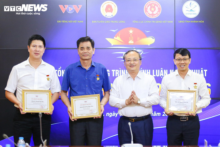 Tổng Giám đốc VOV Đỗ Tiến Sỹ trao kỷ niệm chương "Vì sự nghiệp phát thanh" cho các cá nhân đóng góp vào thành công của chương trình "Mạnh giàu từ biển quê hương".