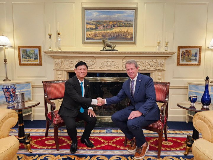 Chủ tịch UBND tỉnh Bình Dương Võ Văn Minh và Thống đốc bang Nebraska Jim Pillen.