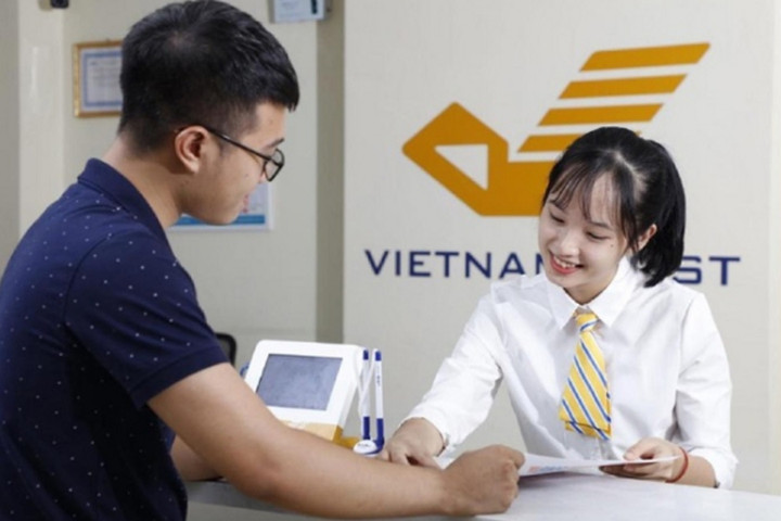 Chuyển tiền mặt vào tài khoản qua bưu điện được nhiều người lựa chọn. (Ảnh minh họa: VPBank)