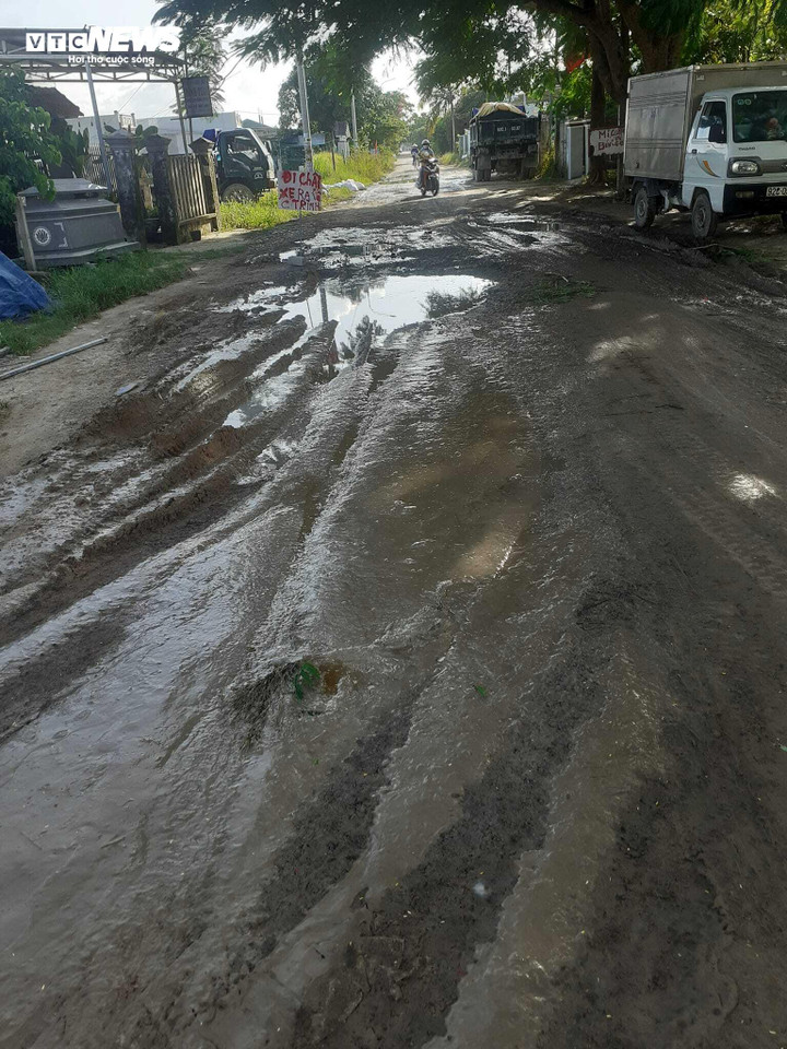 Mặt đường nhão nhoẹt bùn đất chẳng khác nào đám ruộng.