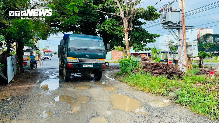 Hai năm nay, tình trạng xe tải chở đất phục vụ các dự án khu đô thị đã không còn chạy dày đặc như trước, thế nhưng hiện trạng mặt đường vẫn nát như tương.