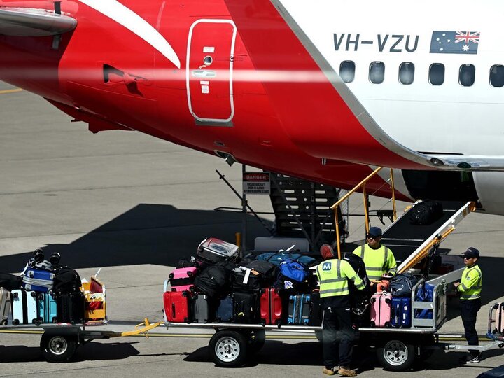 Vali nào dễ hỏng khi ký gửi máy bay? Câu trả lời là những chiếc vali nặng. (Ảnh: Herald Sun)