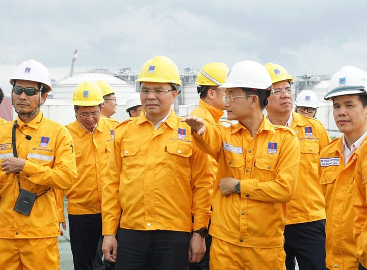 Tổng giám đốc Lê Mạnh Hùng thị sát công trường.