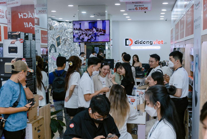 Nhiều khách hàng chọn mua iPhone 15 series tại Di Động Việt.