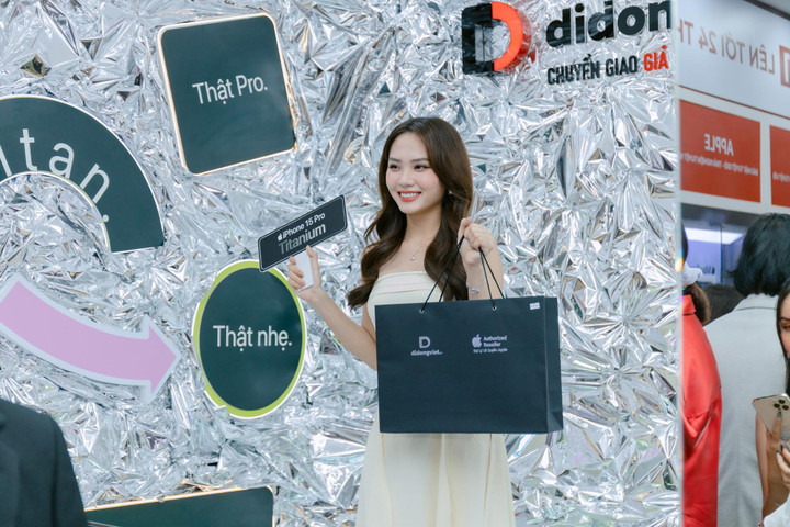 Hoa hậu Mai Phương vui vẻ nhận máy tại Di Động Việt.