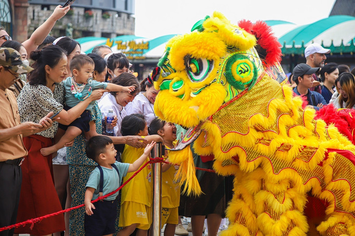 Sun World dành tặng hàng trăm món quà cho những vị khách đặc biệt dịp Trung thu - 4