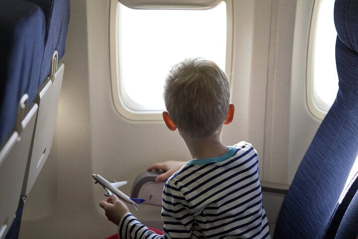 Trẻ em nên ngồi ở đâu khi đi máy bay? Đó là ghế ngồi bên cửa sổ. (Ảnh: Nationwide Childen's Hospital)