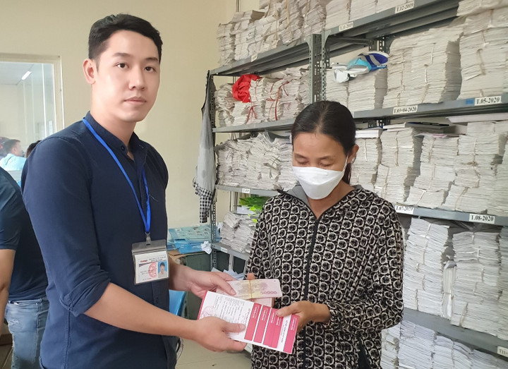 Bà T. nhận lại toàn bộ tài sản bỏ quên trên xe buýt.