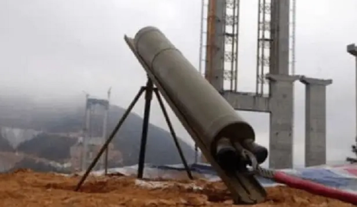 Trong lúc bế tắc, một nhân viên trong đơn vị thi công đã đề xuất ý tưởng "táo bạo" là dùng tên lửa đẩy của quân đội. Phương pháp này ngay khi đề xuất đã bị rất nhiều người phản đối vì cho rằng nó "quá điên rồ". Nhưng sau một hồi tranh cãi và thảo luận, đơn vị cũng quyết định thử vì dù sao lúc đó cũng không có cách nào khả thi hơn.