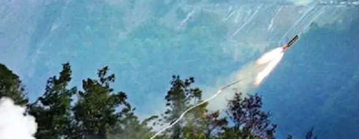 Dưới sự hỗ trợ của quân đội, dây cáp được buộc vào tên lửa nhỏ và sau hai lần bắn thử, tên lửa đã thành công đưa được dây sang bên đối diện.