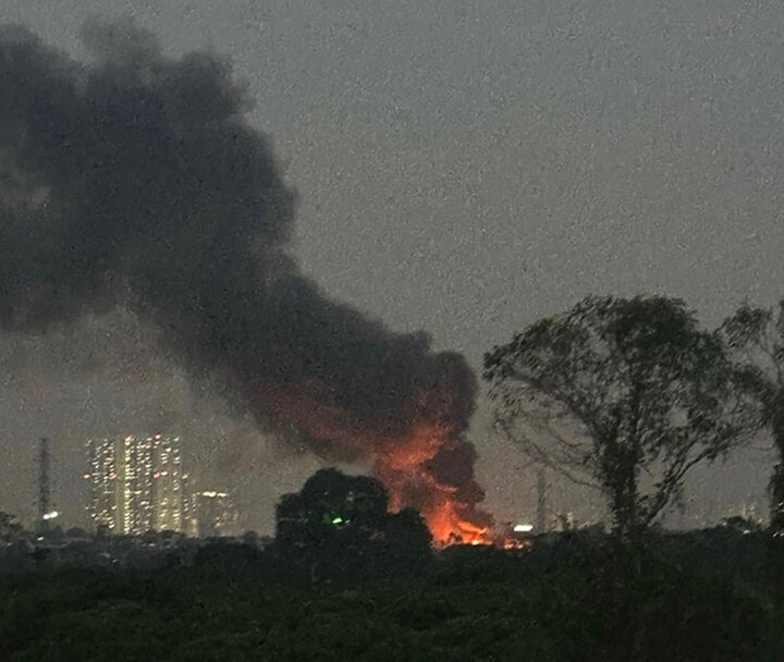 Cháy lớn ở một kho xưởng tại xã La Phù, huyện Hoài Đức, Hà Nội.